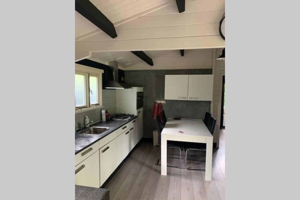 Sfeervolle Blokhut Op De Veluwe Op Recreatiepark Topparken In Beekbergen Met Vrije Tuin En Eigen Parkeerplaats Exterior foto